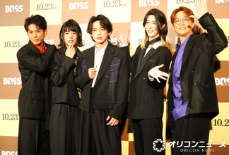 モナキ、雰囲気ガラリな“黒モナキ”で登壇　純烈・酒井一圭は照れ笑い「めちゃくちゃ恥ずかしい」