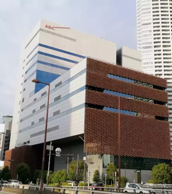 『おは朝』新コメンテーター小嶋花梨、岩本アナ＆古川アナらと集合ショット「アットホームな雰囲気」「華やかになりますね」