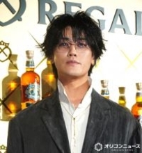 赤西仁、ゴールドアクセにリムレス眼鏡で大人の色気　フォトコールで事務所退所に言及し苦笑い「言っちゃいけないこと言ってないですよね？」