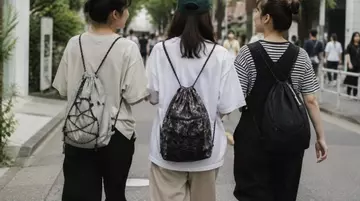「ラフなのにおしゃれ見え」「街で持つ人増えてる？」　ナップサックが今またアリな理由