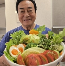 82歳・高橋英樹、妻と味わう “デカ盛り”朝食を披露　器の大きさにファン驚き「凄く大きい」「迫力ありますね～」