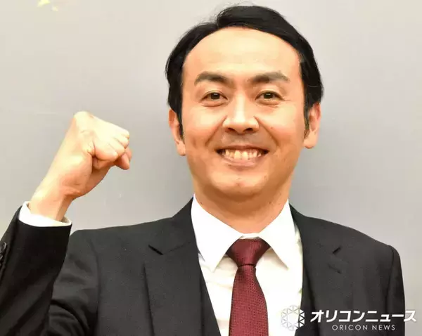 第1子誕生のアンガールズ田中、広島の実家に息子と初帰省「お食い初めを終えて、ひと休みの2人です」　親子2ショットに反響「紋付袴!?可愛い」「パパの顔してますね」