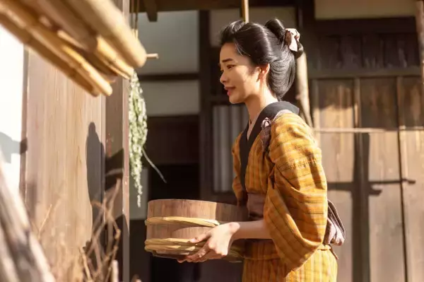 『風、薫る』りん、看病してくれる人を雇おうと家中のお金を集める　第4回場面カット