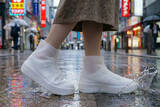 「「朝は晴れてたのに…」帰り道の靴びしょびしょを防ぐ、梅雨の時期のバッグに入れておきたいシューズカバー」の画像1
