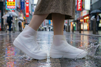 「朝は晴れてたのに…」帰り道の靴びしょびしょを防ぐ、梅雨の時期のバッグに入れておきたいシューズカバー