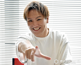 サラサラのロングヘアなびく4人の美女とともに登場した“まさかの人物”にネット爆笑「一瞬イケメンがｗ」「そこで何してたの笑」　『Essential』新CMに登場の狩野英孝に反響
