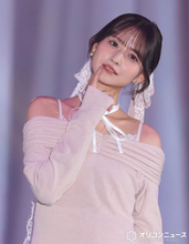 【ガルアワ】乃木坂46・金川紗耶、ピンクニットで美鎖骨チラリ　“あざとポーズ”に視線集中