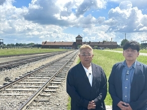 サンドウィッチマン“負の世界遺産”アウシュビッツ訪問「戦争はダメなんだよ、絶対に…！」