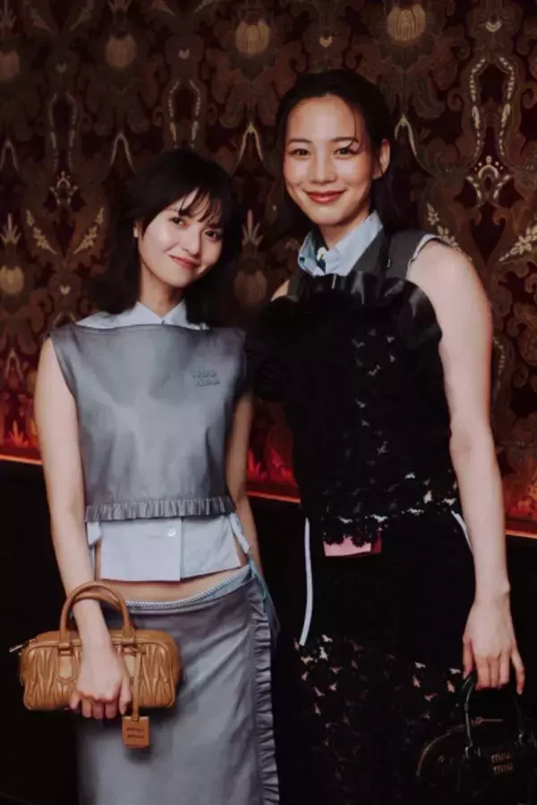 のん、齋藤飛鳥と”お腹チラ見せ”2ショット披露「やっとお会いできた」
