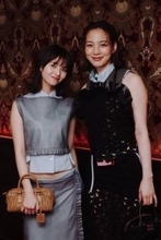 のん、齋藤飛鳥と”お腹チラ見せ”2ショット披露「やっとお会いできた」