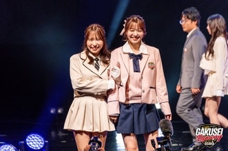 平井こと×高橋かの、ミニ丈制服×ルーズソックスでランウェイ　「熊田曜子二世」の平井は“熊田愛”語る