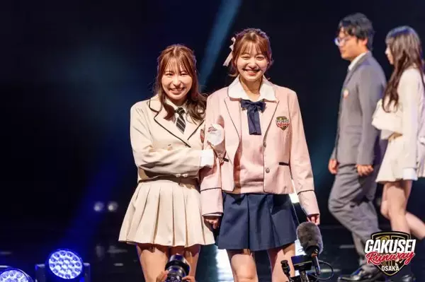 平井こと×高橋かの、ミニ丈制服×ルーズソックスでランウェイ　「熊田曜子二世」の平井は“熊田愛”語る