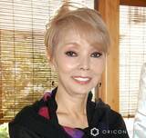 「研ナオコ、歌手の娘と“おそろい”姿の親子ショット「ナオコさんにそっくり」「素敵なブレスレットですね！」　氷川きよしからもらったプレゼント身につけ記念撮影」の画像1