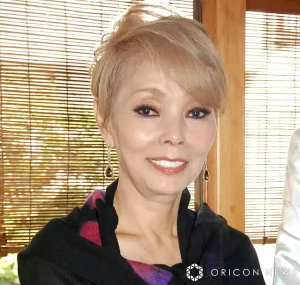 研ナオコ、歌手の娘と“おそろい”姿の親子ショット「ナオコさんにそっくり」「素敵なブレスレットですね！」　氷川きよしからもらったプレゼント身につけ記念撮影