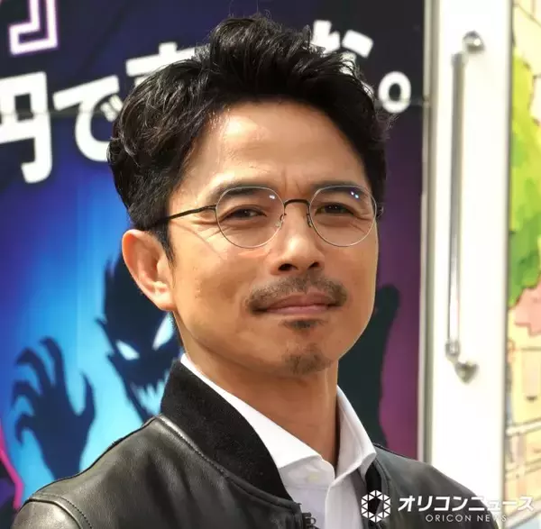 「井ノ原快彦、私物のジャケットで登場　優香に大絶賛され照れ笑い」の画像