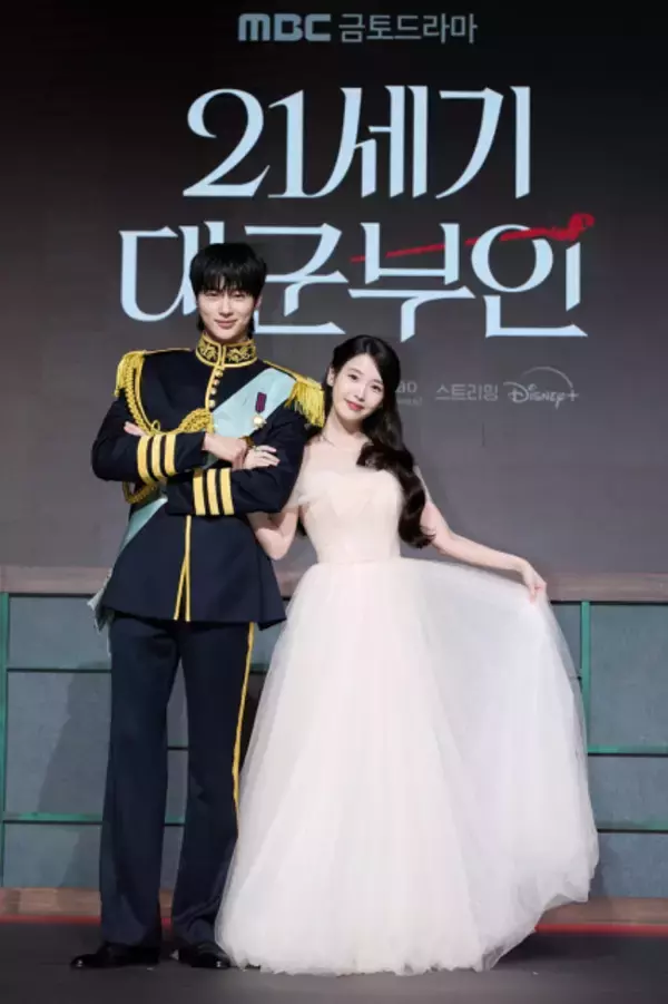 IU、撮影のたびに「ウソクさんにキュン」　ビョン・ウソクとの10年ぶりの共演語る　韓国ドラマ『21世紀の大君夫人』、日本語吹替予告も公開