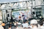 東京駅直結で『フジロック』無料体感イベント開催　アーティスト計9組がフリーライブ＆物販など【出演一覧・タイムテーブル】