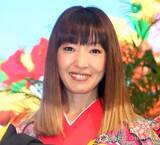 「3児の母・MAX REINA、夏休みに子どもたちと沖縄へ里帰り「孫が揃う事はなかなか無いのでじぃじ、ばぁばも大喜び」　家族の記念ショット公開」の画像1