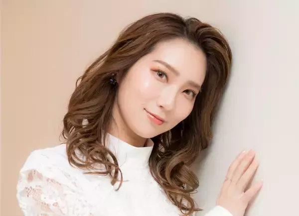 「めっちゃラブラブ夫婦じゃん！」ウイカ夫役にネット驚き　“2ショット写真”に反響も