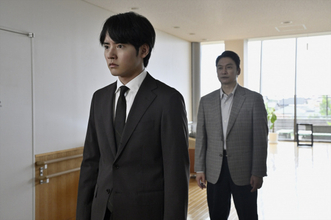 香取慎吾×赤楚衛二、初対面で重い対峙シーン　『虚ろな十字架』撮影現場で見せた“静かな炎”
