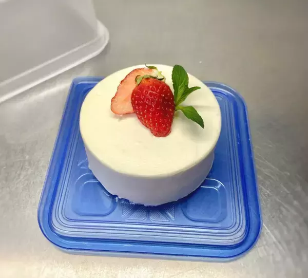 クリスマスを前に…残ったケーキの“画期的な”保存方法に「目から鱗」「すばらしいアイディア!!」