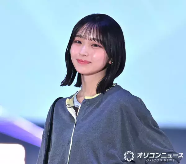 日向坂46・大野愛実、可憐な笑顔で観客魅了　イエロー×グレーで魅せる“トレンドスタイル”