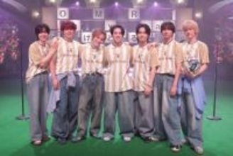 Travis Japan、『けるとめる』サッカー応援ソング「On My Road」テレビ初パフォーマンス　新衣装＆ピッチに見立てた特設ステージで熱唱