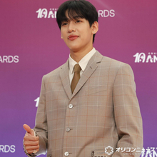 【CAA】GOT7・BamBam（ベンベン）、大人な装いでオレンジカーペット登場　自然な笑顔で魅了