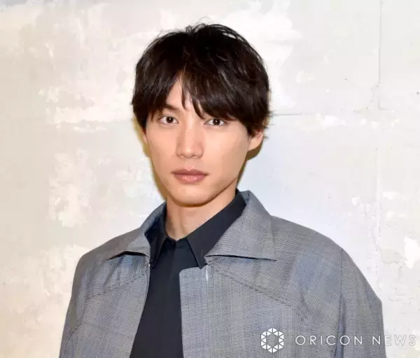 福士蒼汰、無精ひげ＆ゴツすぎる肉体を披露　衝撃ショットにファン「そりゃ、みんな気づかない」「腕の筋肉がすごい事に」