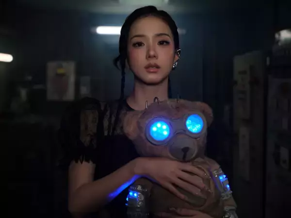 BLACKPINK・JISOO、ソロ新曲「CLICK」リリース　MVでは“サイボーグ”に