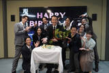 「遠藤憲一、『大追跡』撮影でサプライズバースデー　大森南朋＆相葉雅紀＆松下奈緒が祝福「こんな手のこんだ誕生日は初めて」」の画像1