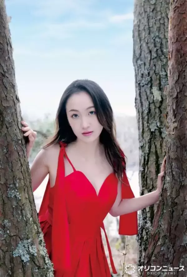 登山家・野口健の長女・野口絵子、しなやか美ボディ披露　真っ赤なドレス姿で息をのむ美しさ…デジタル写真集で新たな魅力