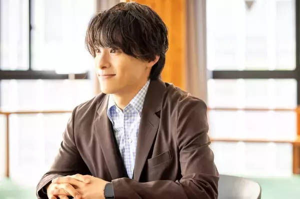 JO1・川西拓実、『ポリティカルパン』高橋一生演じる金庫番議員・夏目の秘書として暗躍【コメントあり】