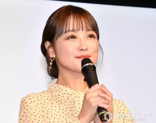 37歳・鈴木奈々「久しぶりに制服を着ました」、ミニ丈スカートに「生足出すの恥ずかしい」