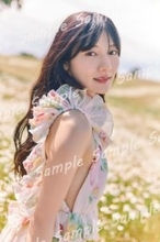 日向坂46河田陽菜、ボディラインあらわな“花畑”カット　2nd写真集封入特典ポストカード解禁