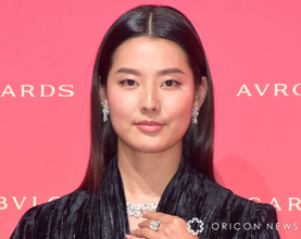 すみれ、美バストのぞく穴開きニットワンピ姿に反響「反則です」「たまりません」「セクシー」