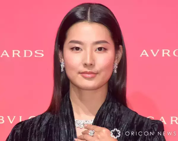 すみれ、美バストのぞく穴開きニットワンピ姿に反響「反則です」「たまりません」「セクシー」