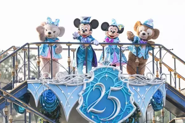 東京ディズニーシー、25周年イベントをひと足早くお披露目　ミッキー＆ミニーらが“ジュビリーブルー”の衣装で登場　4・15より約1年間にわたって開催