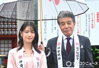 舘ひろし、雨の中のイベントで神対応　西野七瀬＆報道陣にも気遣い見せる