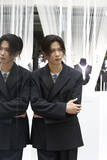 「Number_i神宮寺勇太、パリで存在感放つ　自身が製作に携わったリングを披露」の画像1