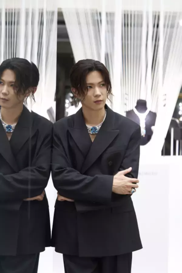 Number_i神宮寺勇太、パリで存在感放つ　自身が製作に携わったリングを披露