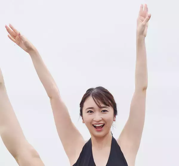 新体操で国体1位の実力者・桜本珠希、『FLASH』グラビア登場　砂浜で跳躍・Y字バランスも披露