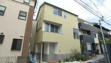 住宅密集地＆10坪の狭小住宅、秘策は「入れ子構造」→明るく開放的な空間実現【住人十色】