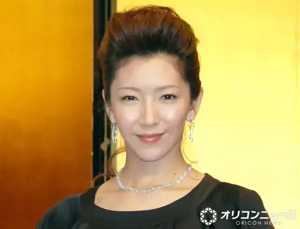 瀬奈じゅん、自宅のクリスマスツリーを飾り付ける長男の姿を公開「大きくなりましたね」「お気に入りを飾っているのが可愛い」