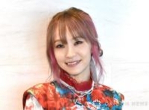 LiSA、沖縄を満喫する水着ショット　母親とのバカンスにファン「ママほんと若い！」「親孝行ステキ」