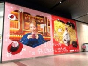 NMB48新キャプテン塩月希依音、なんば駅に“大きく登場”　片想い中の女子大生姿…大型広告が掲出