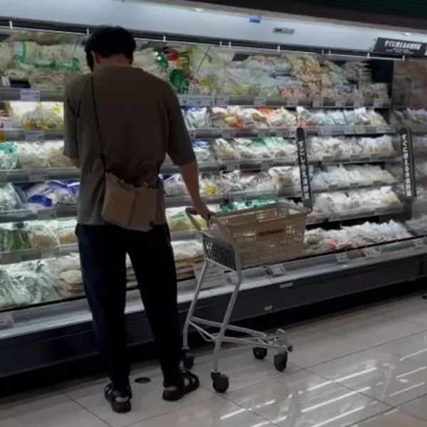 習慣は怖い…我が子ではなく”キャベツ”をあやす旦那の行動に「間違いなくいいパパ」「無意識の行動にその人の本質が出る」