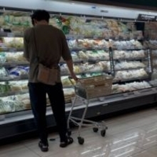 習慣は怖い…我が子ではなく”キャベツ”をあやす旦那の行動に「間違いなくいいパパ」「無意識の行動にその人の本質が出る」