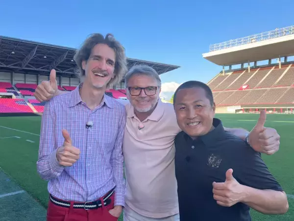 日韓の歓喜から24年…元サッカー日本代表監督・トルシエ氏、「まだ私のことを覚えている…」“師弟コンビ”で大阪ロケ【コメントあり】