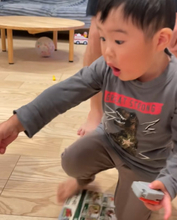 1631万回再生された“恐竜のたまご”が殻を破る瞬間…おもちゃとは思えない3歳息子が見せた驚愕のリアクションに「なんて純粋な目」「CMでいいんちゃう？」